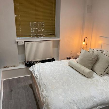 לונדון Central Private Double Bedroom In A 2Bedroom Apartment, Connected Via Underground, Overground And Many Bus Routes מראה חיצוני תמונה
