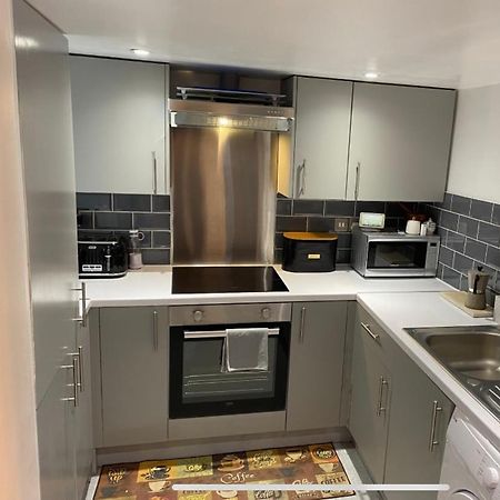 לונדון Central Private Double Bedroom In A 2Bedroom Apartment, Connected Via Underground, Overground And Many Bus Routes מראה חיצוני תמונה