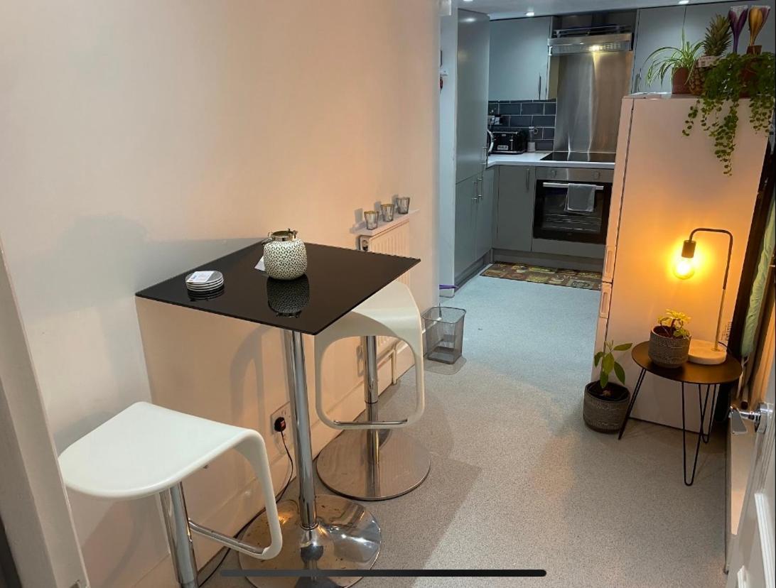 לונדון Central Private Double Bedroom In A 2Bedroom Apartment, Connected Via Underground, Overground And Many Bus Routes מראה חיצוני תמונה