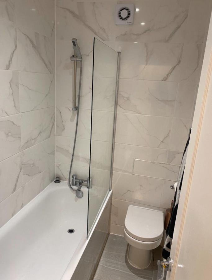 לונדון Central Private Double Bedroom In A 2Bedroom Apartment, Connected Via Underground, Overground And Many Bus Routes מראה חיצוני תמונה