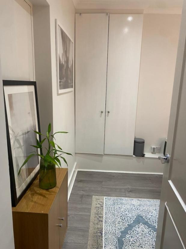 לונדון Central Private Double Bedroom In A 2Bedroom Apartment, Connected Via Underground, Overground And Many Bus Routes מראה חיצוני תמונה