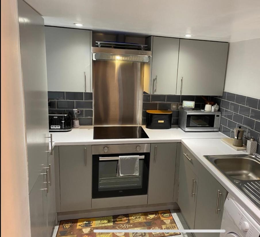 לונדון Central Private Double Bedroom In A 2Bedroom Apartment, Connected Via Underground, Overground And Many Bus Routes מראה חיצוני תמונה